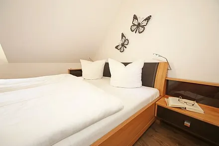 Schlafzimmer mit Doppelbett mit Tempur-Matratzen (2 x 0,90 m x 2,00 m), 2 Nachttischablagen und Panorama - Spiegelschrank