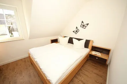 Schlafzimmer mit Doppelbett mit Tempur-Matratzen (2 x 0,90 m x 2,00 m), 2 Nachttischablagen und Panorama - Spiegelschrank