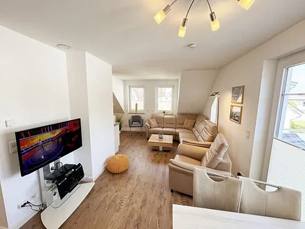 Wohnbereich mit Eckledercouch, Couchtisch, Leselampe, LED-TV, Radio, Mini-Stereo-Anlage mit USB-Anschluss und DVD - Player sowie CD-Player