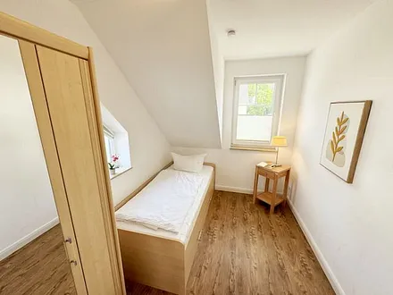Schlafzimmer mit platzsparendem Rollbett mit Ausziehfunktion für den 4. Schlafplatz (2 x 0,90 m x 2,00 m), Kleiderschrank und Nachttischablage
