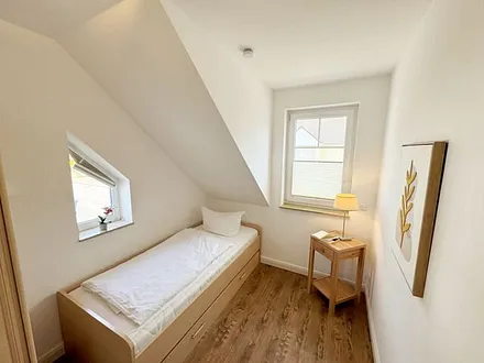 Schlafzimmer mit platzsparendem Rollbett mit Ausziehfunktion für den 4. Schlafplatz (2 x 0,90 m x 2,00 m), Kleiderschrank und Nachttischablage