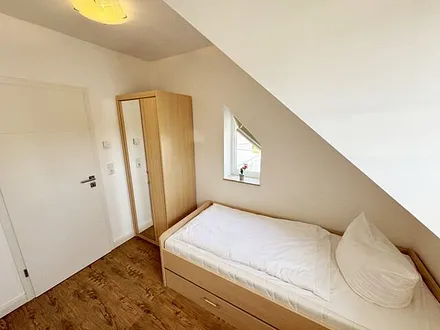 Schlafzimmer mit platzsparendem Rollbett mit Ausziehfunktion für den 4. Schlafplatz (2 x 0,90 m x 2,00 m), Kleiderschrank und Nachttischablage
