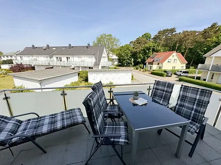 10 m² großer, bestuhlter Balkon mit Sonnenschirm und 2 Sonnenliegen (vom Wohnbereich begehbar)