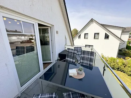 10 m² großer, bestuhlter Balkon mit Sonnenschirm und 2 Sonnenliegen (vom Wohnbereich begehbar)