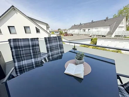 10 m² großer, bestuhlter Balkon mit Sonnenschirm und 2 Sonnenliegen (vom Wohnbereich begehbar)