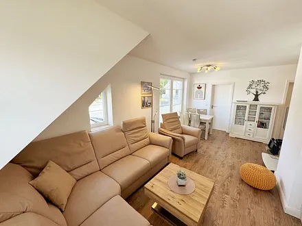 Wohnbereich mit Eckledercouch, Couchtisch, Leselampe, LED-TV, Radio, Mini-Stereo-Anlage mit USB-Anschluss und DVD - Player sowie CD-Player