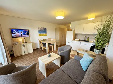 Wohnbereich mit Schlafsofa (Aufbettungsmöglichkeit für die 3./4. Person,1,60 m x 2,00 m), 2 Sessel, Couchtisch, Smart-TV sowie ein DAB-Radio