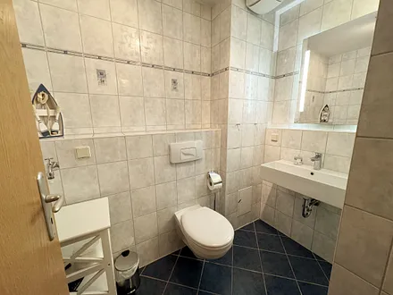 Badezimmer mit Dusche, Waschtisch, Kosmetikspiegel, Fön und WC