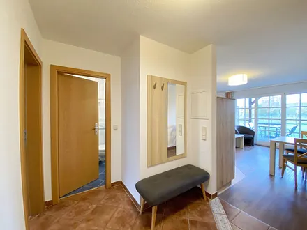 Flur mit großem Kleiderschrank, Garderobe und Ganzkörperspiegel