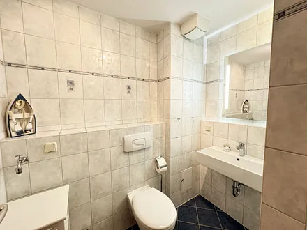 Badezimmer mit Dusche, Waschtisch, Kosmetikspiegel, Fön und WC