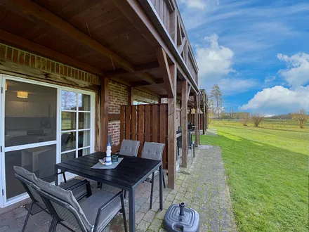 bestuhlte und überdachte Terrasse