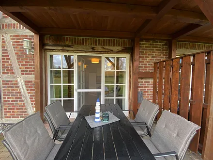 bestuhlte und überdachte Terrasse