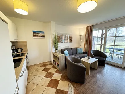 Wohnbereich mit Schlafsofa (Aufbettungsmöglichkeit für die 3./4. Person,1,60 m x 2,00 m), 2 Sessel, Couchtisch, Smart-TV sowie ein DAB-Radio