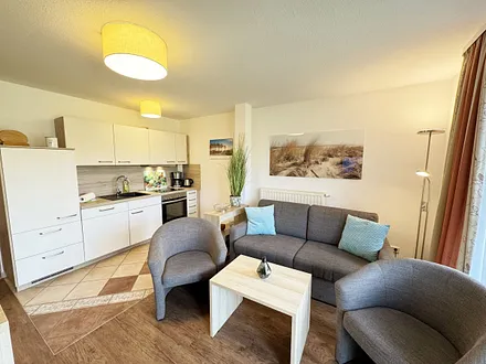 Wohnbereich mit Schlafsofa (Aufbettungsmöglichkeit für die 3./4. Person,1,60 m x 2,00 m), 2 Sessel, Couchtisch, Smart-TV sowie ein DAB-Radio