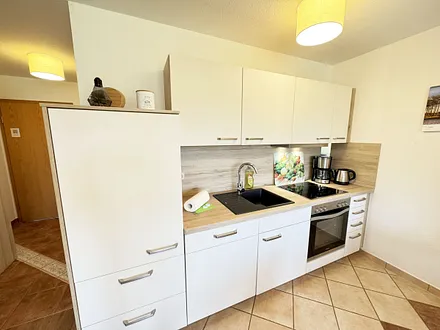 Küchenzeile mit Spülmaschine, Ceran-Kochfeld, Backofen, Kühlschrank mit 3 ***Gefrierfach, Mikrowelle, Toaster, Wasserkocher, Kaffeemaschine und diversen Küchenutensilien