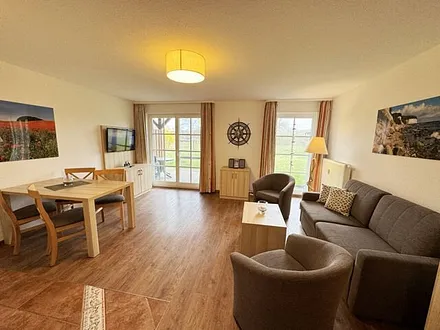 Wohnbereich mit Schlafsofa  (1,50m x 1,90m), Couchtisch und Flachbild –TV