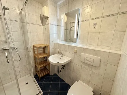 Badezimmer mit Dusche, Waschtisch und WC