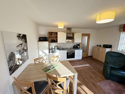 Essplatz mit vier Stühlen