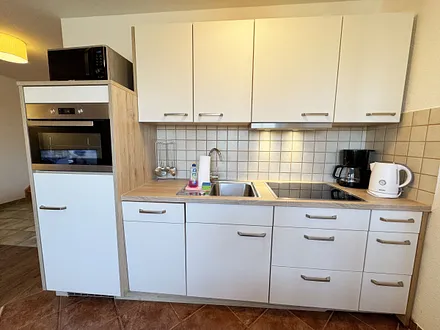 Küchenzeile mit diversen Küchenutensilien