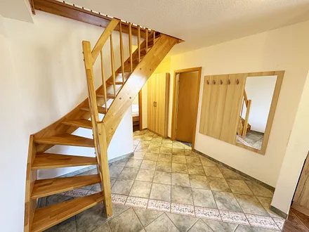 Flurbereich mit Treppe zum Obergeschoss