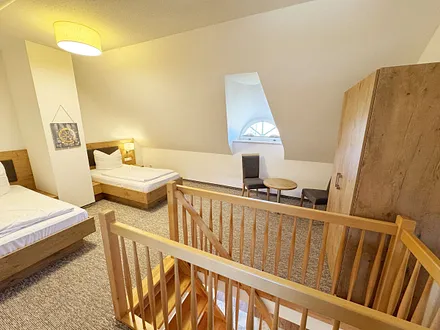 offenes Schlafzimmer mit Einzelbetten