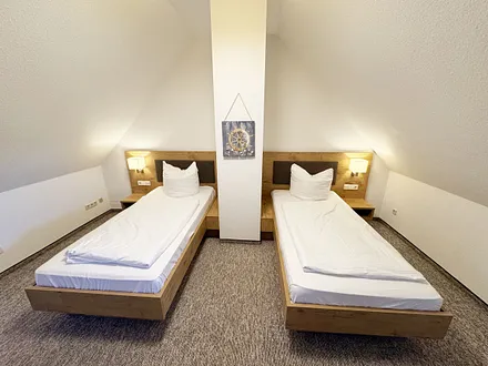 Schlafzimmer mit Einzelbetten im Obergeschoss