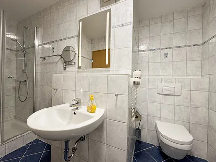 Badezimmer mit Dusche