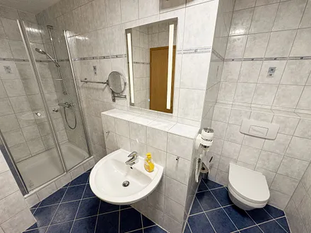 innenliegendes Badezimmer mit WC