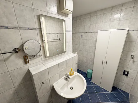 Badezimmer mit Dusche