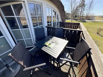 bestuhlter Balkon vom Wohnbereich