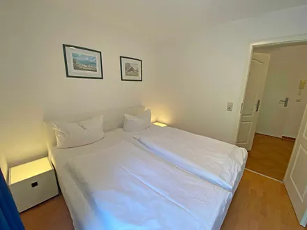 separates Schlafzimmer mit Boxspringbett (1,80 m x 2,00 m) Nachtkonsolen und Kleiderschrank