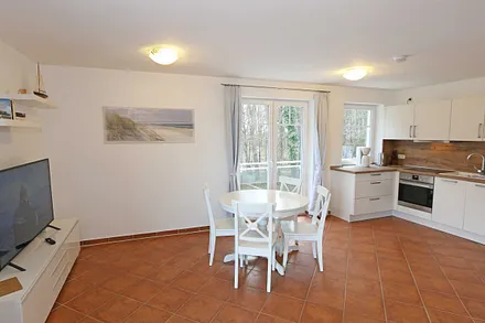 moderne offene Küche Ceranherd mit Backofen, Kühlschrank, Geschirrspüler, Mikrowelle, Kaffeemaschine,Pad-Maschine (Senseo), Wasserkocher, Toaster und diversen Küchenutensilien