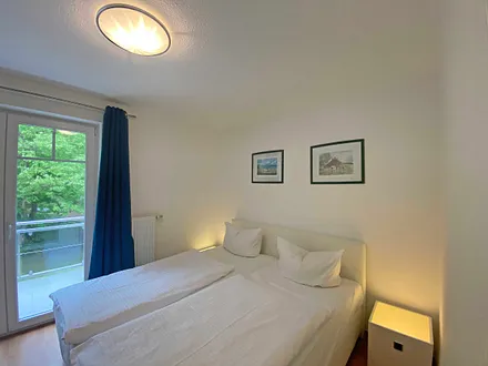 separates Schlafzimmer mit Boxspringbett (1,80 m x 2,00 m) Nachtkonsolen und Kleiderschrank