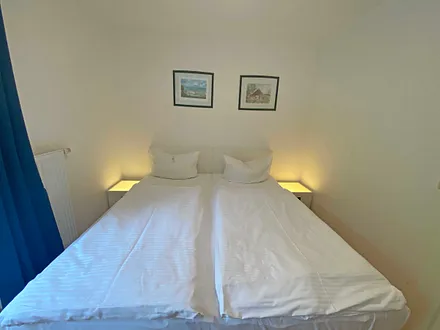 separates Schlafzimmer mit Boxspringbett (1,80 m x 2,00 m) Nachtkonsolen und Kleiderschrank