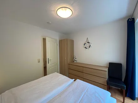 separates Schlafzimmer mit Boxspringbett (1,80 m x 2,00 m) Nachtkonsolen und Kleiderschrank