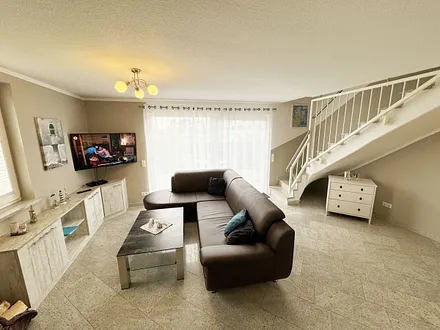 Wohnzimmer mit gemütlicher Couch, Smart-TV, DAB Radio, Blu-Ray-Player sowie ein direkter Zugang über die Schiebetür auf die Terrasse