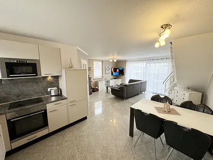 Küchenzeile mit Backofen, Ceranfeld, Kühlschrank, Mikrowelle, Geschirrspüler, Spüle und diverse Küchenutensilien