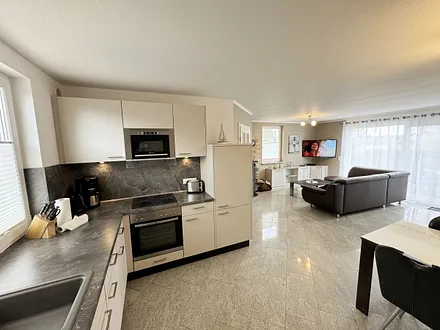 Küchenzeile mit Backofen, Ceranfeld, Kühlschrank, Mikrowelle, Geschirrspüler, Spüle und diverse Küchenutensilien