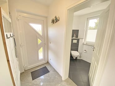Flurbereich mit Blick ins Gäste-WC