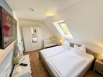 1. Schlafzimmer mit zusätzlichem Kinderbett