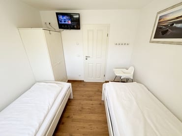 2. Schlafzimmer mit TV