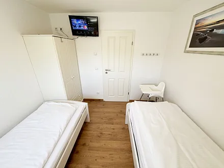 2. Schlafzimmer mit TV
