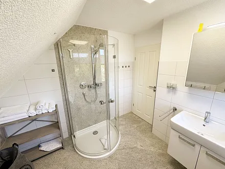 Tageslichtbad mit ebenerdiger Dusche