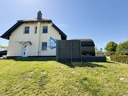 Hauseingang mit Grünfläche