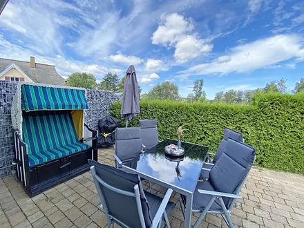 bestuhlte Terrasse mit Strandkorb