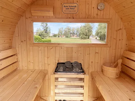 Innenansicht der Fasssauna