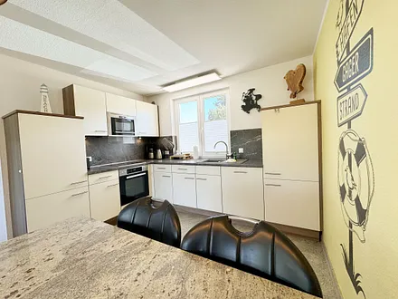 Küchenzeile mit Backofen und Geschirrspüler