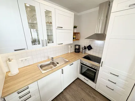 offene Küche mit diversen Küchenutensilien