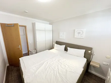 Schlafzimmer mit Polsterbett Kleiderschrank