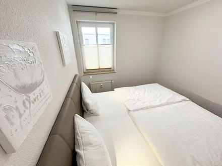 Schlafzimmer mit Polsterbett